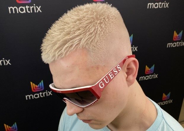 Мужская стрижка с осветлением Total Blond